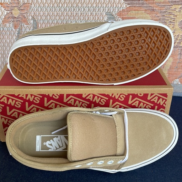 Vans WMNS Chukka Low
Incense/White
VN0A5HEX3BW
Sneakers - Picture 4 of 16